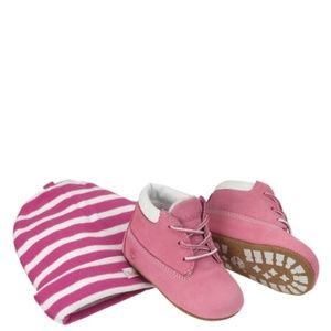TIMBERLAND INFANT CRIB BOOTIES/CAP SET PINK SIZE 2